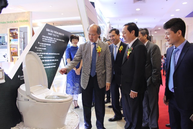 Chủ tịch HH Bất động sản Nguyễn Trần Nam và Thứ trưởng Bộ XD Lê Quang Hùng thăm gian trưng bày sản phẩm Xanh của Viglacera